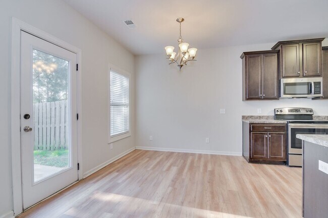 Building Photo - 3 Bedroom 2.5 Bath Townhouse