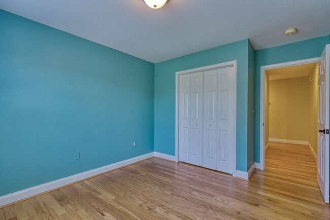 Building Photo - 210 Rivermill Ct