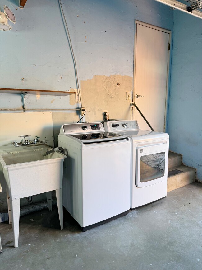 Washer and dryer included - 1765 Road 20