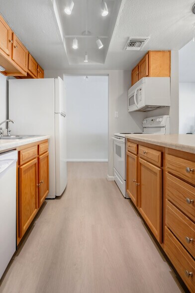 Building Photo - 8568 E Indian School Rd