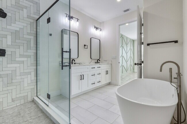 Building Photo - Luxurious 3 Bedroom Condo with Spacious La...