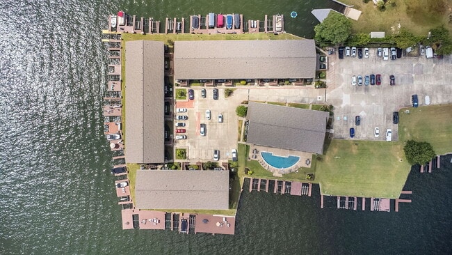 Building Photo - Welcome to your lakeside sanctuary in the gated Lake Pointe condominium community on Lake Conroe....