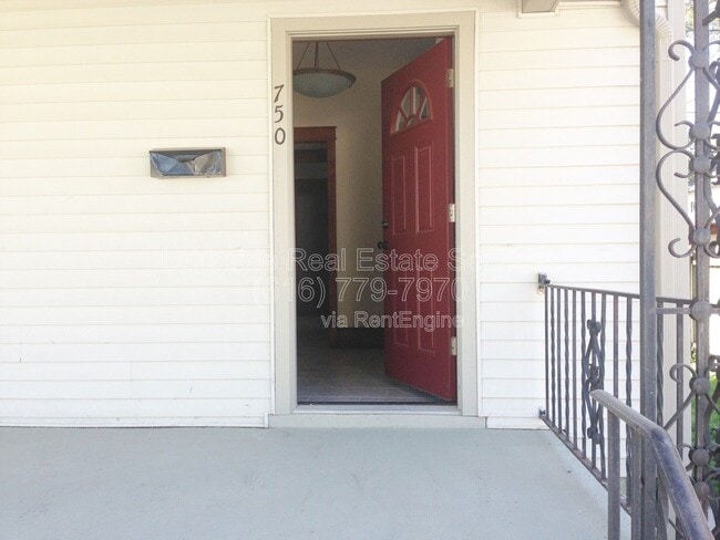 Building Photo - 750 Watkins St SE