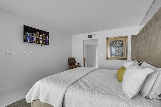 Building Photo - 16485 Collins Ave