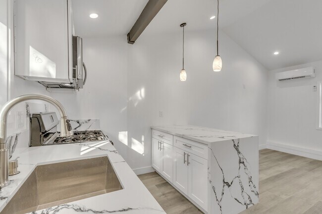 Building Photo - 14753 Hartland St