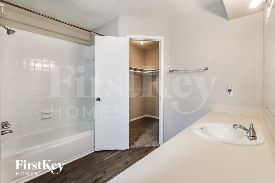 Building Photo - 2606 N Spring Dr