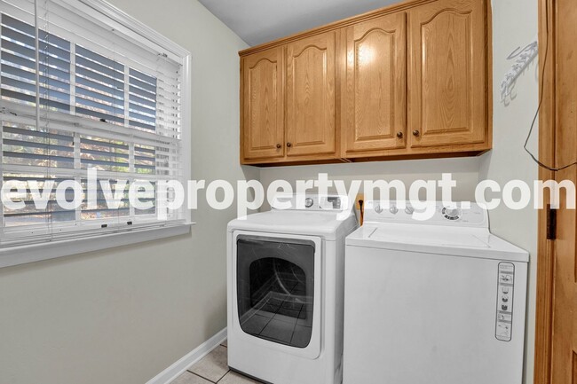 Building Photo - PRIME LOCATION WITH SPACIOUS LIVING!