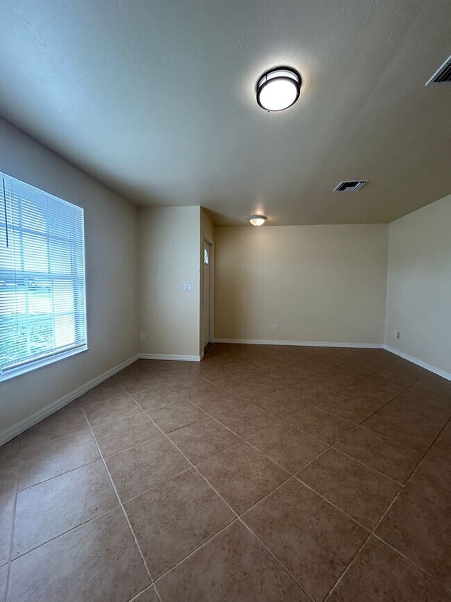 Building Photo - Welcome Home! Spacious 3-Bedroom, 2-Bathro...