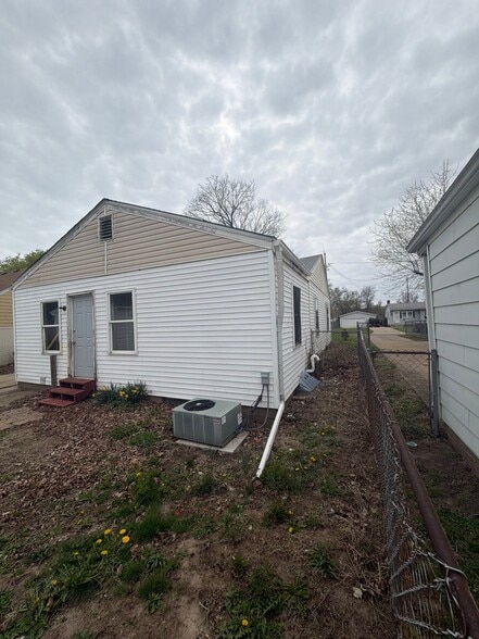 Building Photo - 1604 S Kneer Ave