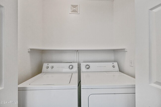 Building Photo - 1295 N Ash St