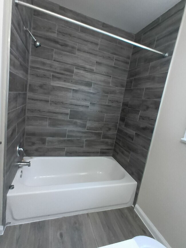 Building Photo - Freshened up ready for new tenants!