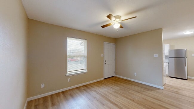 Building Photo - 2 WEEKS FREE RENT! GORGEOUS REMODELED DUPLEX WITH WASHER AND DRYER INCLUDED!
