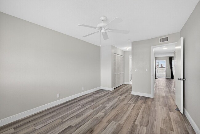 Building Photo - 100 Shore Ct