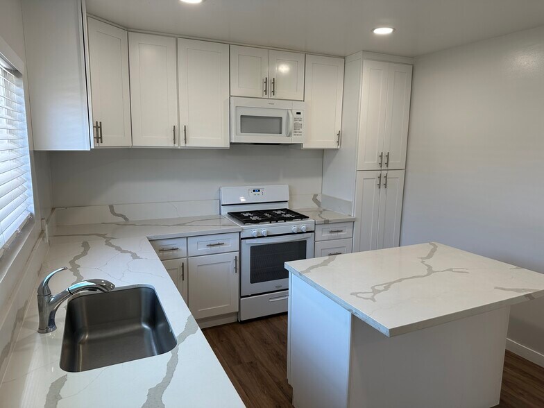 Building Photo - 25120 Frampton Ave