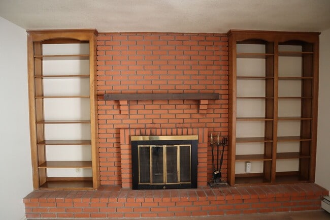 Building Photo - Livable, Lovable, & Avaiable!