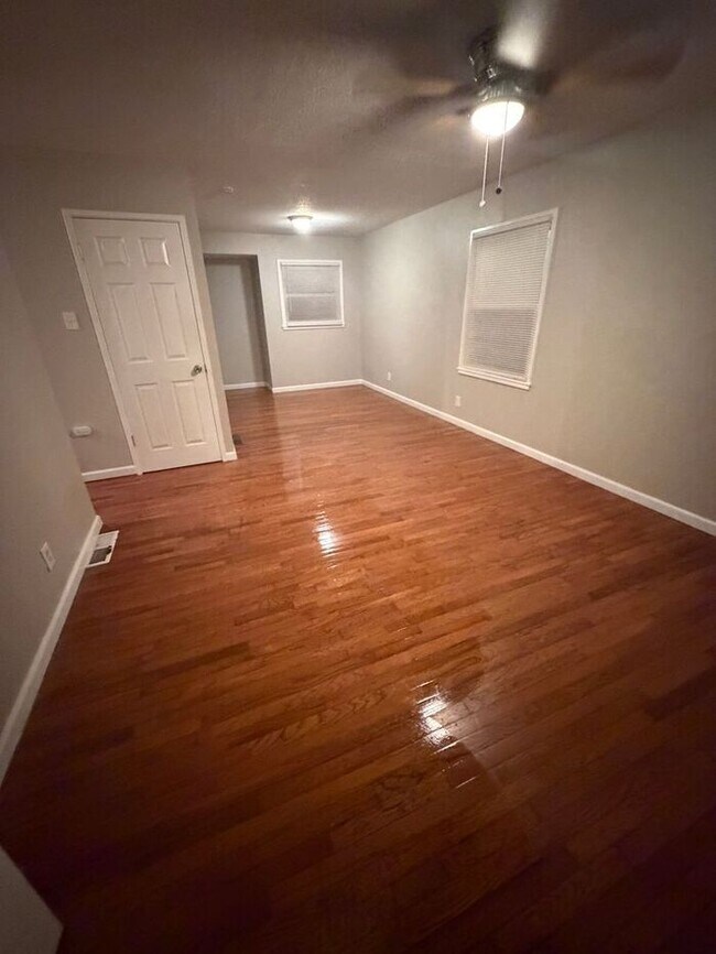 Building Photo - Versatile and inviting home