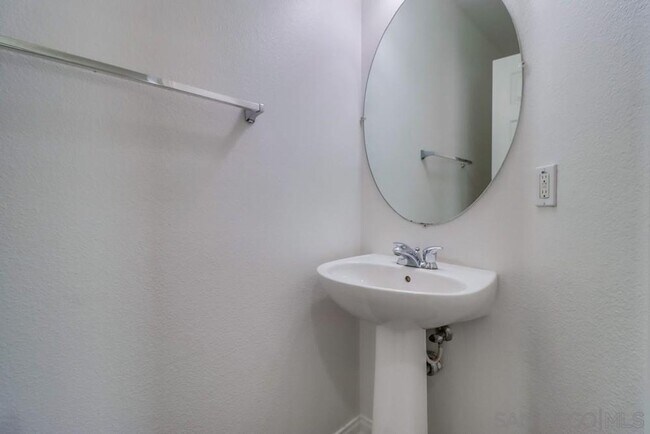 Building Photo - Tri-Level Townhome Condo for Rent – 2 Bed,...