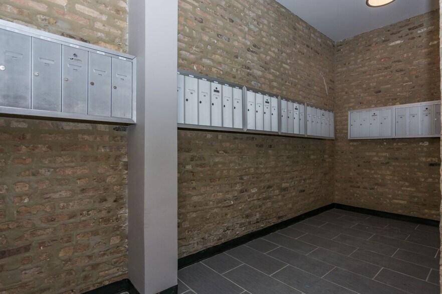 Building Photo - 735 W Garfield Blvd