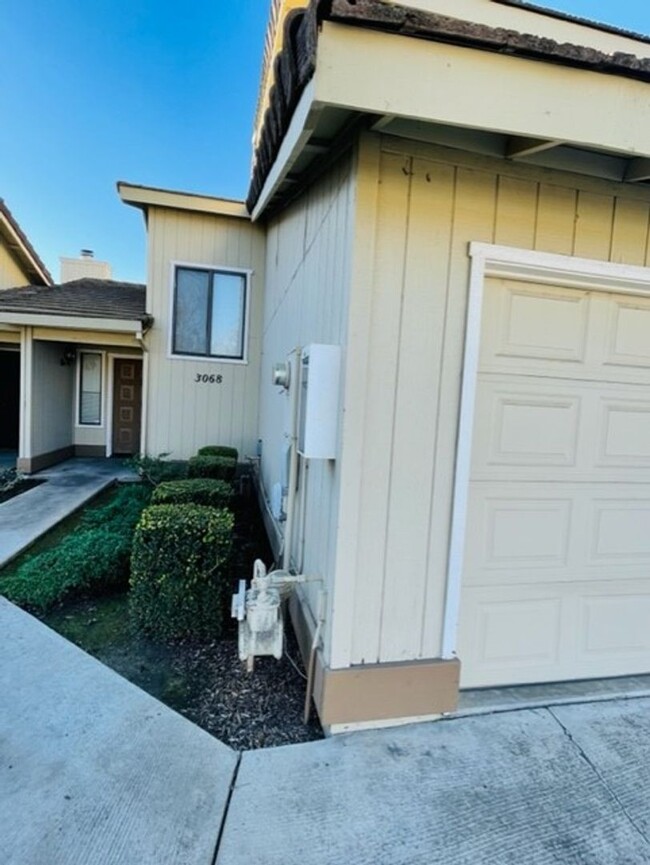 Building Photo - North Merced: $1575 2 Bedroom 1.5 Bath Tow...