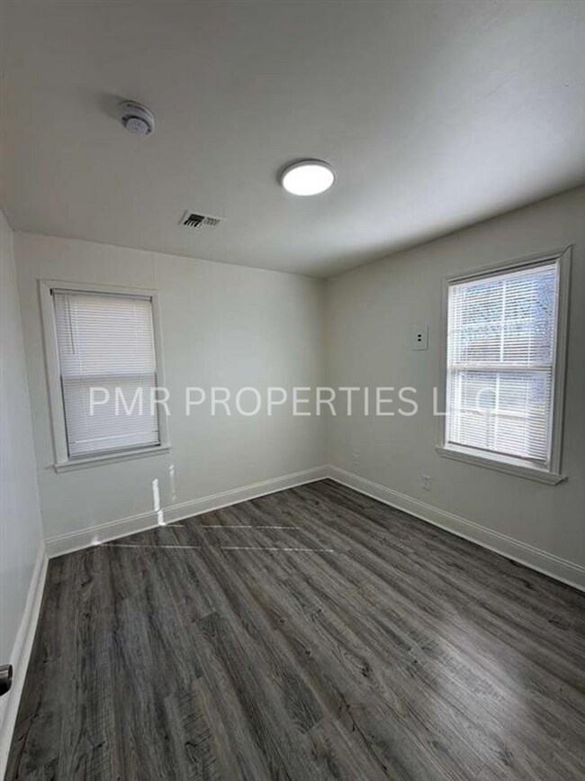 Building Photo - 2Bedroom/1Bathroom-House