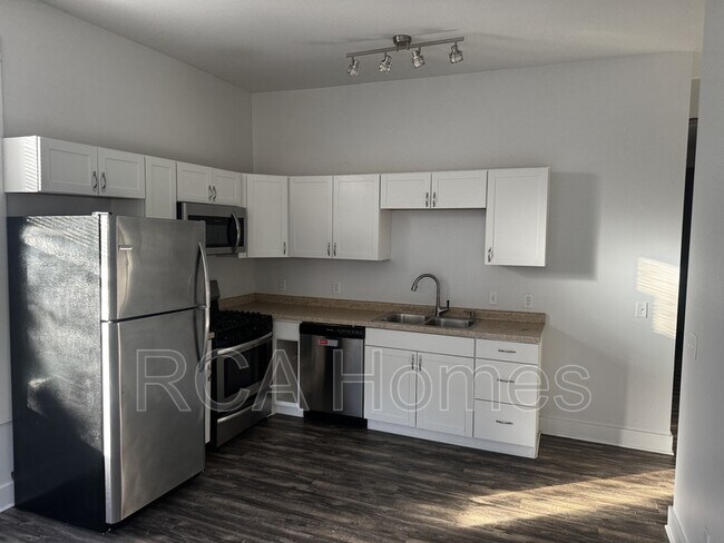 Building Photo - 1112 Pleasant St