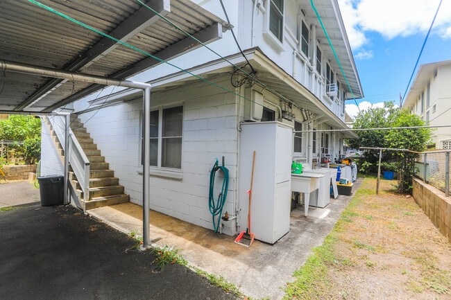 Building Photo - Waiola - upstairs 1 bedroom with 1 parking - window air conditioner in bedroom..