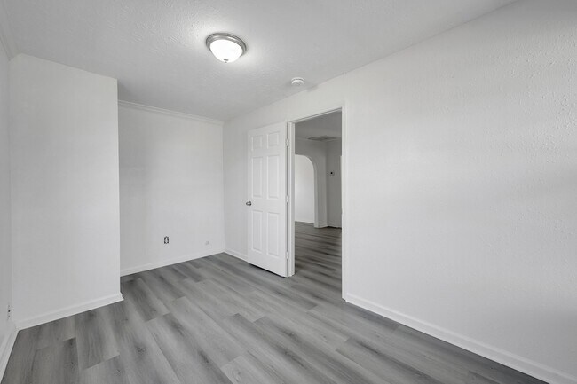 Building Photo - 214 N Hagerman St