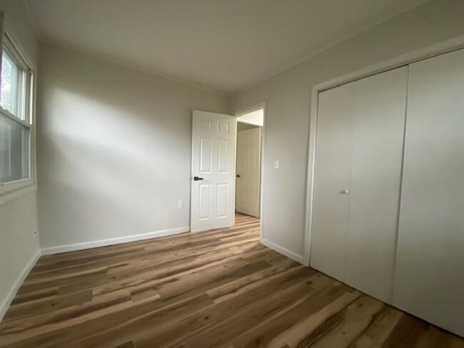 Building Photo - Welcome to this delightful three bedroom, ...