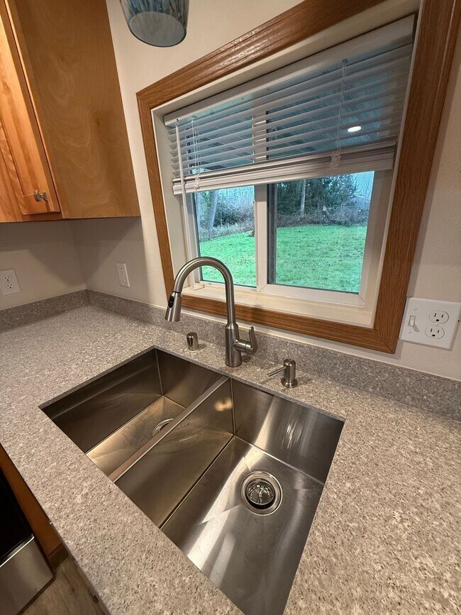 Building Photo - Private remodeled 2 bed home with huge fenced yard in Puyallup for rent now!