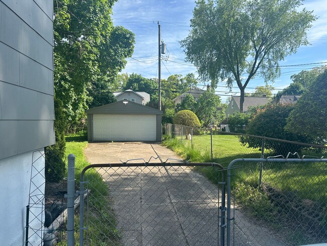 Building Photo - Nicely Remodeled 3beds/2bath House in Fern...