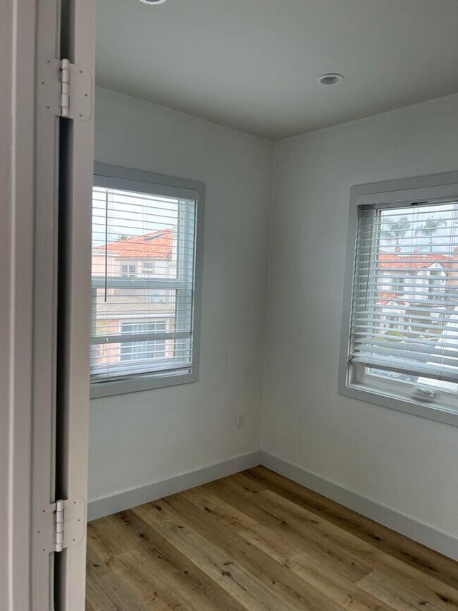 Building Photo - 1b Apartment in Belmont Shore across from ...