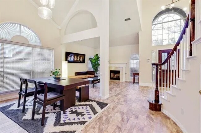 Building Photo - 8925 Lakewood Dr