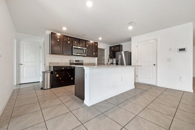 Building Photo - "Spacious 5-Bedroom Haven with Stunning Lake Views & Granite Elegance in Riverview!"