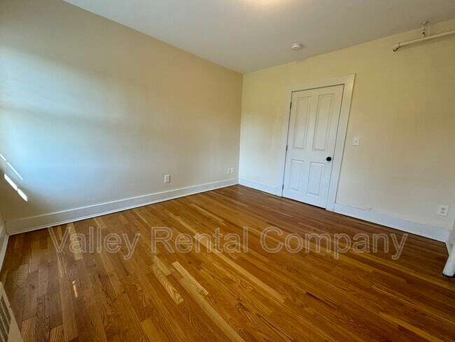 Building Photo - 132 Middle St