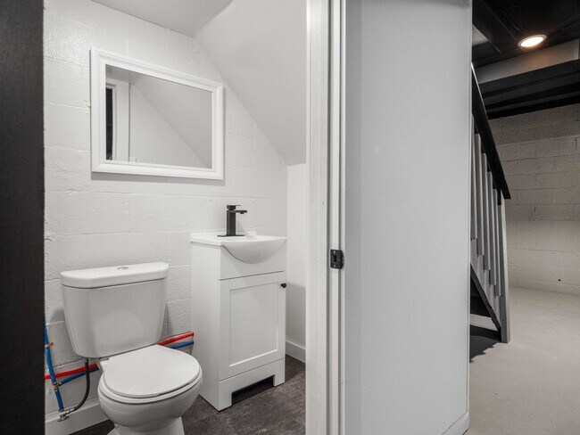 Building Photo - AVAILABLE NOW! STUNNING 3 BEDROOM IN PENN ...