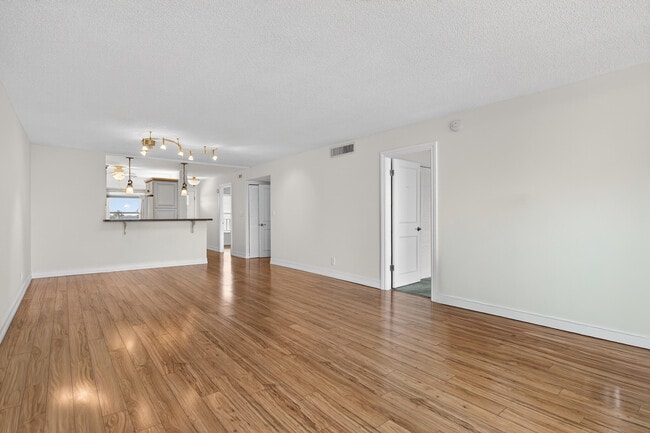 Building Photo - 1631 Riverview Rd