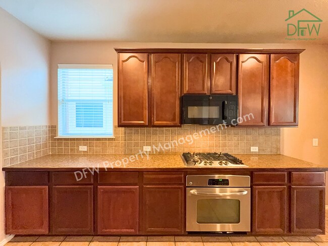 Building Photo - Elegant and Spacious 5-Bedroom Home for Lease in Fort Worth
