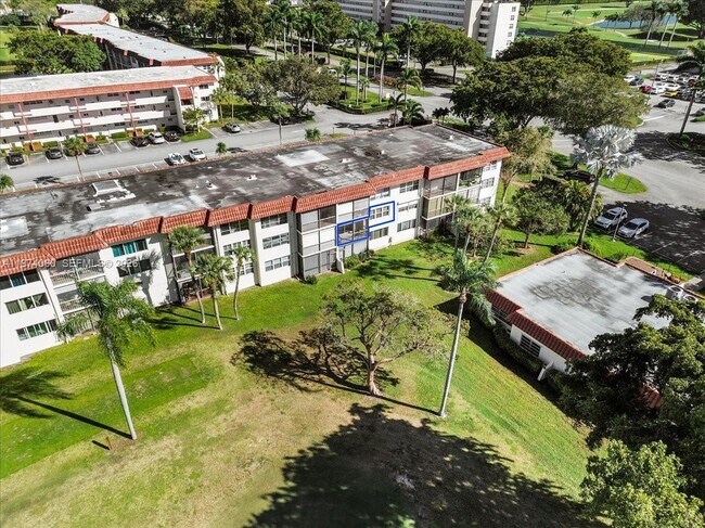 Building Photo - 811 S Hollybrook Dr