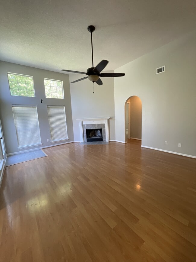 Building Photo - 126 Cross Creek Dr