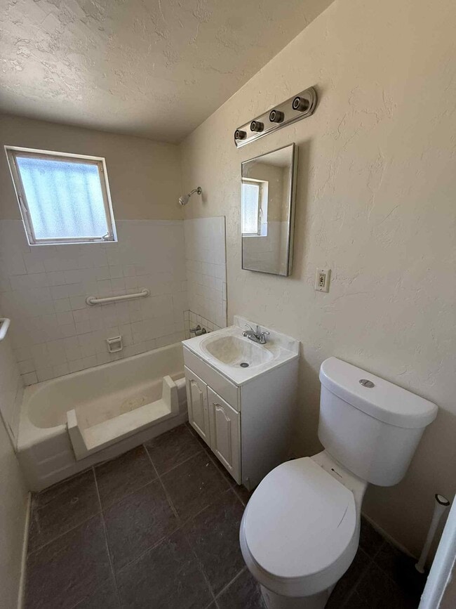 Building Photo - 4832 E 24th St