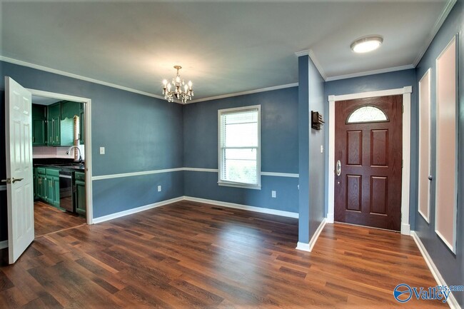 Building Photo - 697 Crestview Dr