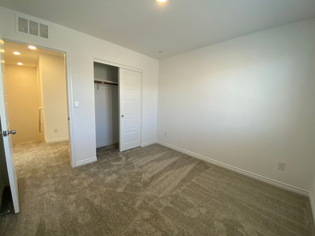Building Photo - Fabulous 4 bedroom  Townhouse
