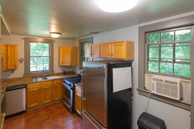 Building Photo - Inviting Stone Home for Rent – Walking Dis...