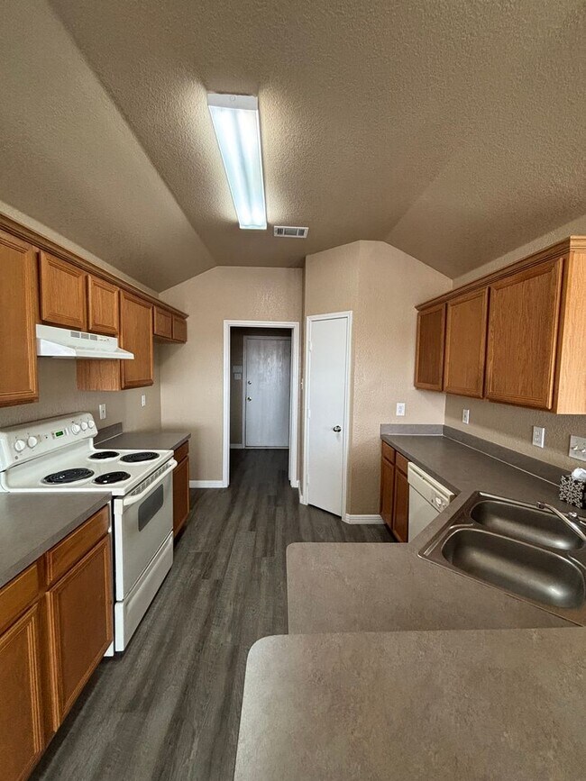 Building Photo - 525 Bretts Way