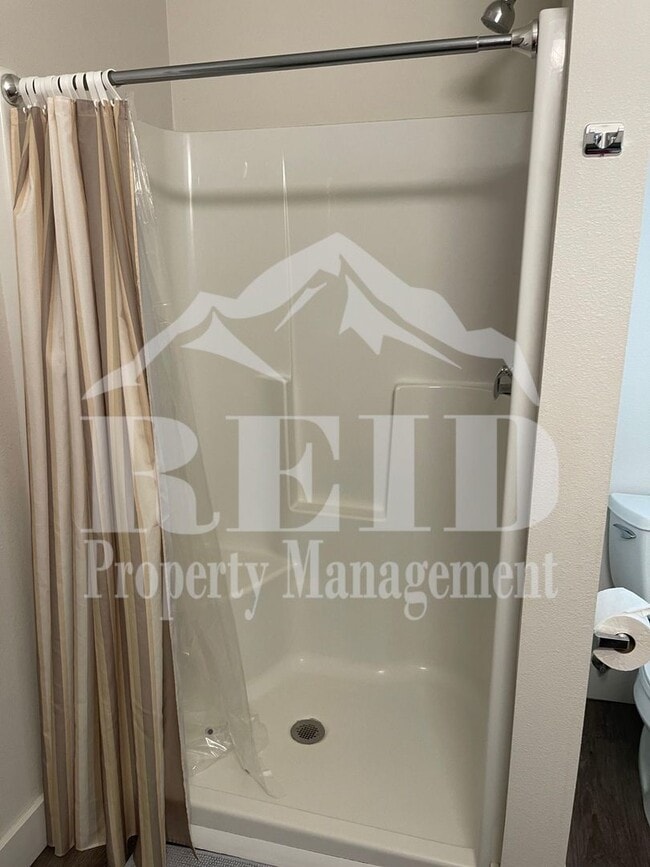 Building Photo - FURNISHED 1 BEDROOM 1 BATH APARTMENT  - BREMERTON