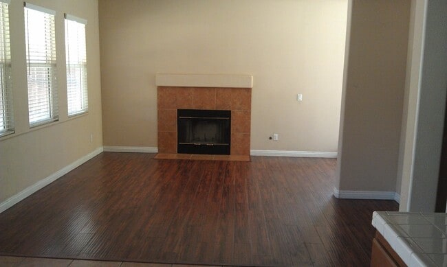 Building Photo - Nice 3 Bedroom/ 3 Bathroom Home in Moreno ...