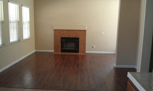 Building Photo - Nice 3 Bedroom/ 3 Bathroom Home in Moreno Valley!!!