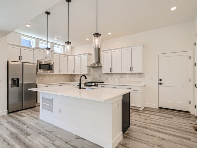 Building Photo - Spacious 4BR Duplex w/High End finishes on Quiet Street!