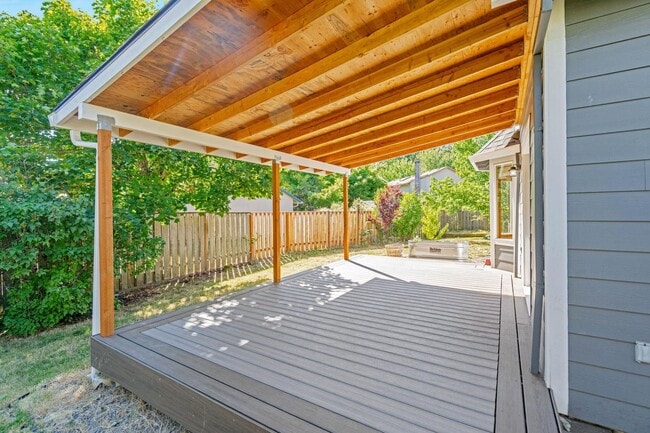Building Photo - Comfortable 4-bdrm/2.5-bath home in Hillsb...