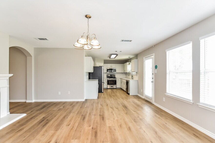 Building Photo - 1401 Buckingham Dr